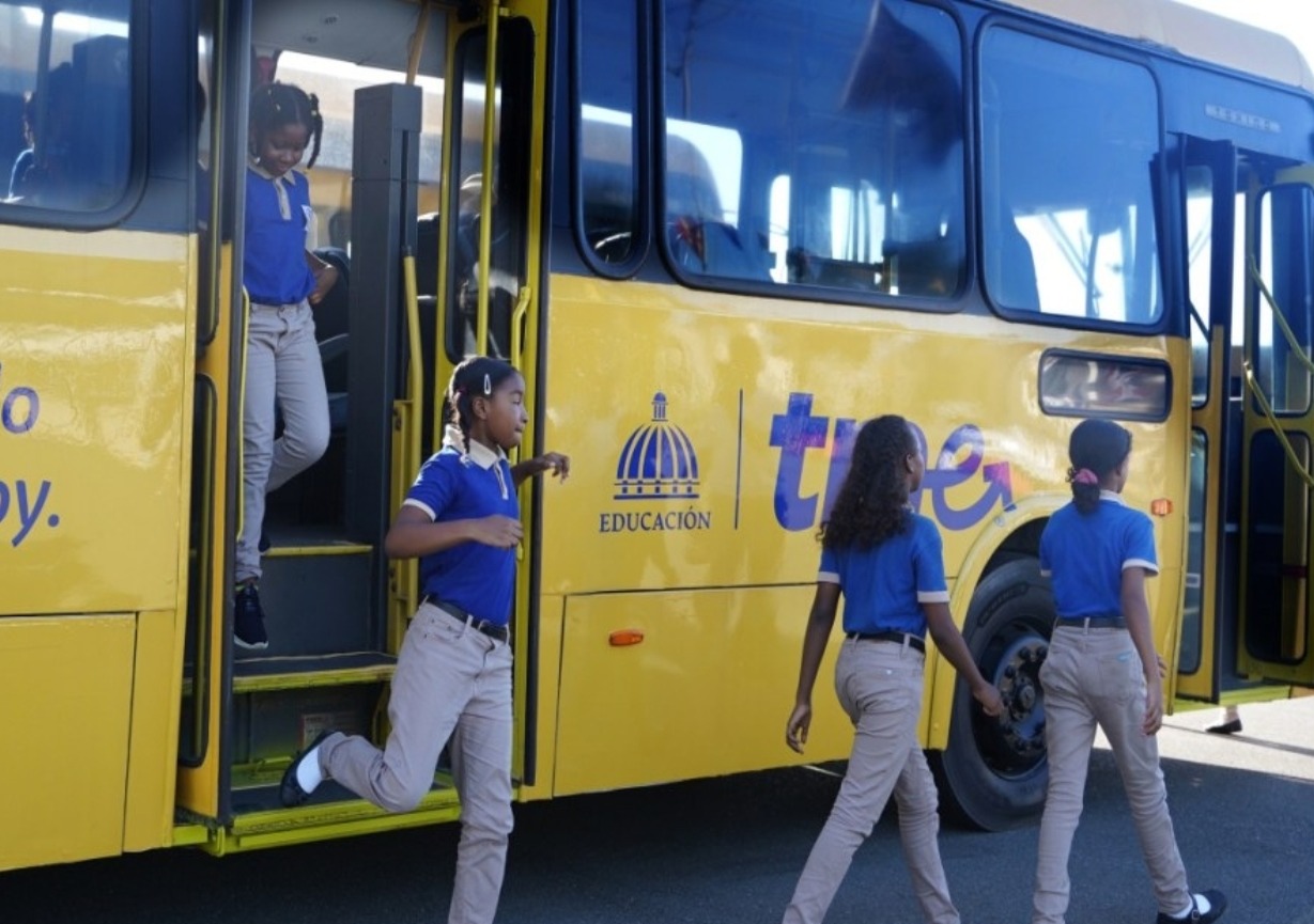 Transporte escolar gratuito alivia el bolsillo de las familias dominicanas