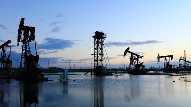 El Precio del Petróleo de Texas Desciende por Debajo de los 70 Dólares
