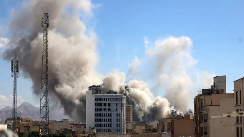 Estados Unidos responde con bombardeos a Irán tras incidente en el estrecho de Ormuz