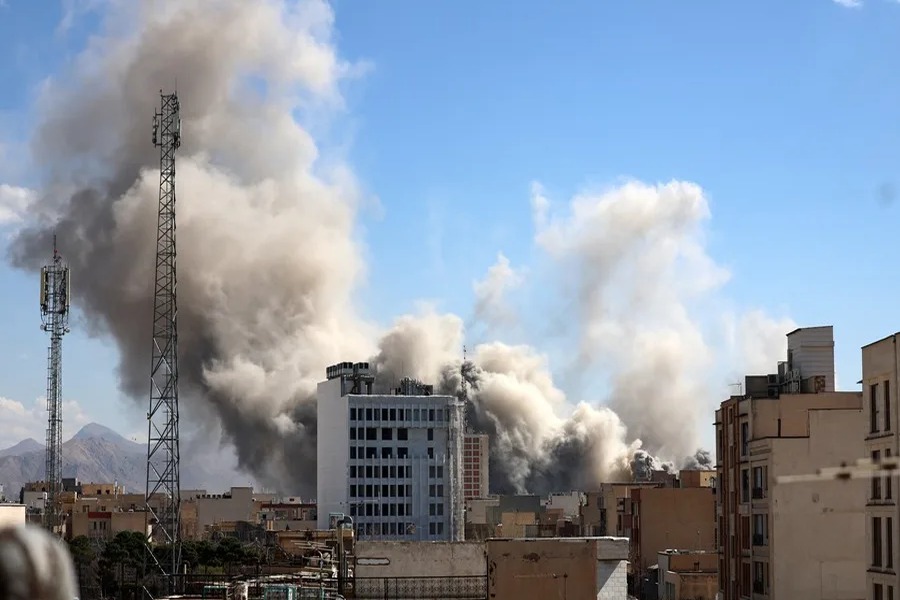 Estados Unidos responde con bombardeos a Irán tras incidente en el estrecho de Ormuz