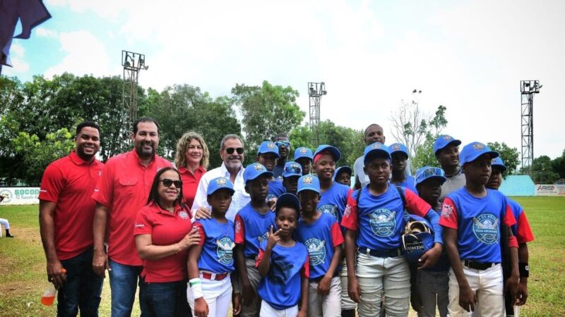 Comisionado de Béisbol Destaca Impacto de Compassion Internacional en la Comunidad