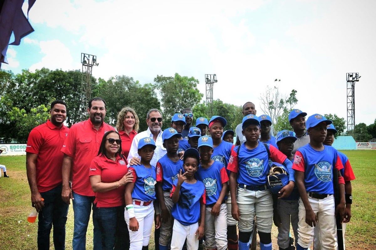 Comisionado de Béisbol Destaca Impacto de Compassion Internacional en la Comunidad