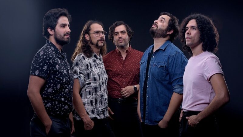 Enjambre Explora la Salud Mental en su Nuevo Álbum ‘Daños Luz’