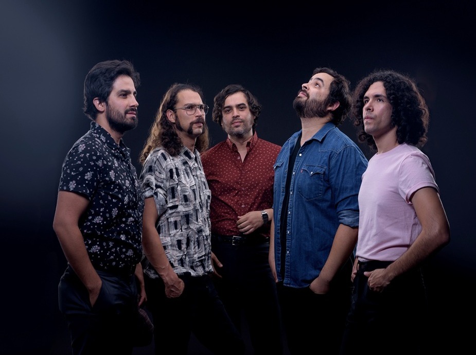 Enjambre Explora la Salud Mental en su Nuevo Álbum ‘Daños Luz’