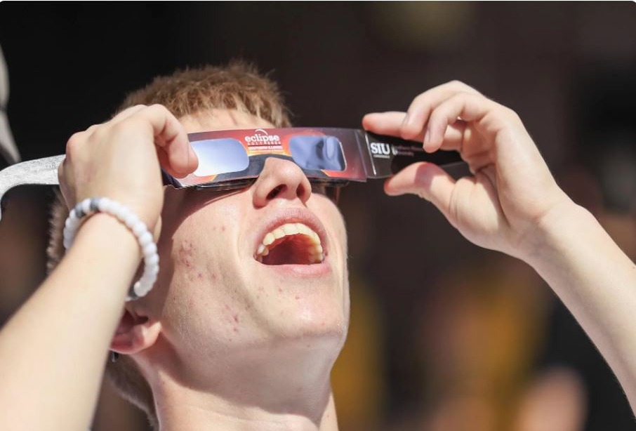 Ópticos advierten sobre riesgos de observar el eclipse solar sin protección adecuada