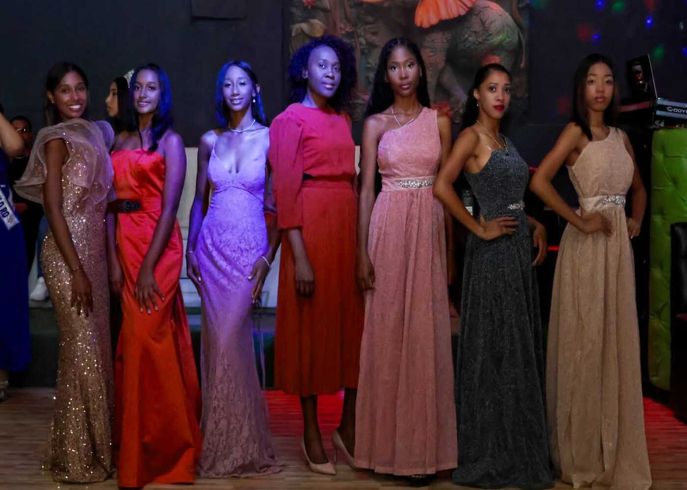 Brillante Desfile de Moda en Pedro Corto Resalta Talento Juvenil