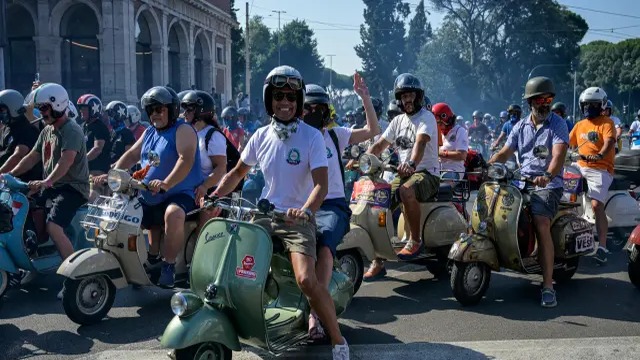 Roma Vibra con el Desfile de Vespas en su 80 Aniversario
