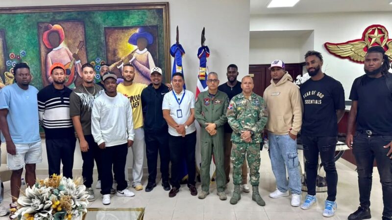 Peloteros Dominicanos Regresan al País Tras Estar Varados en Venezuela