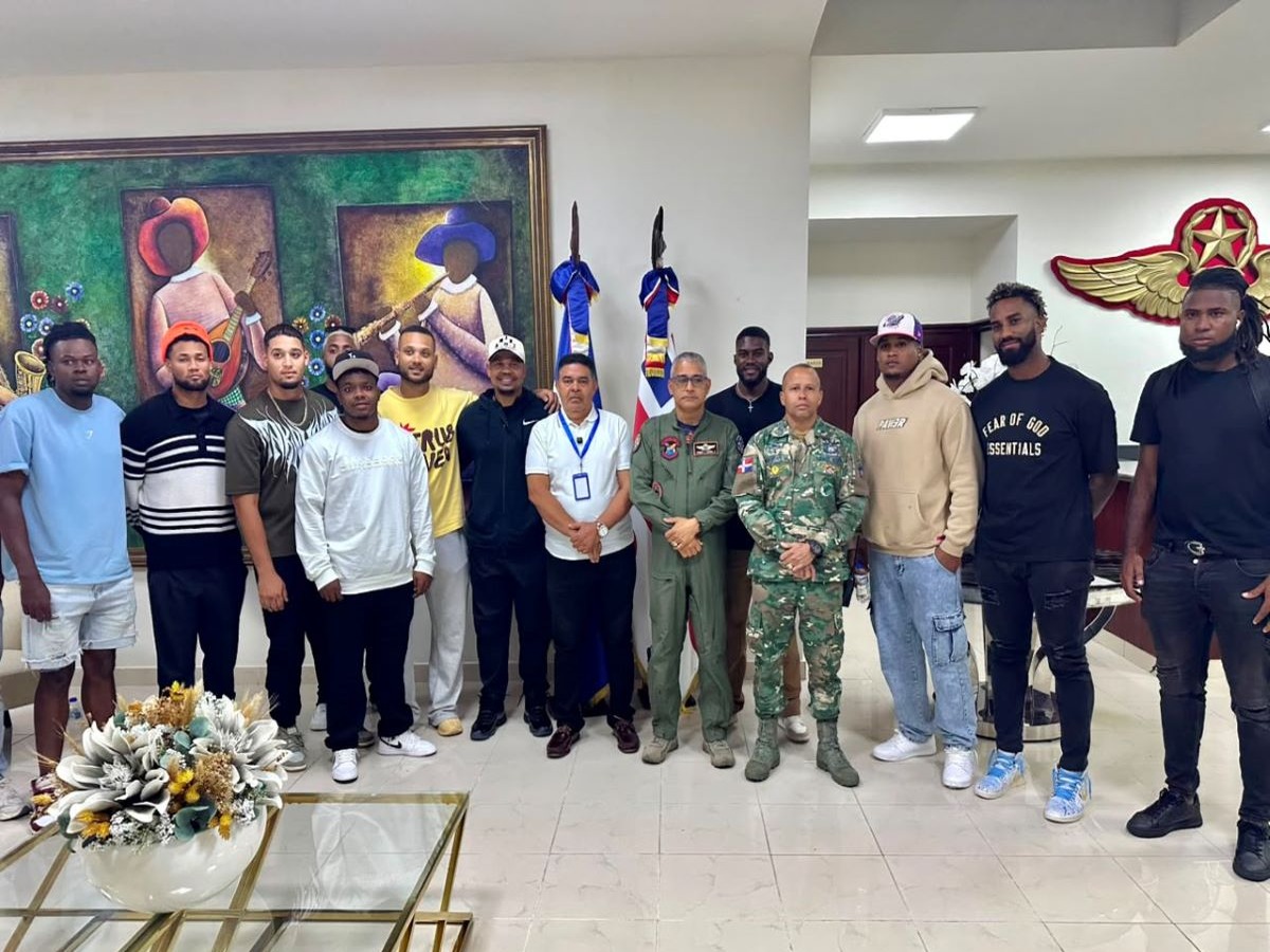 Peloteros Dominicanos Regresan al País Tras Estar Varados en Venezuela