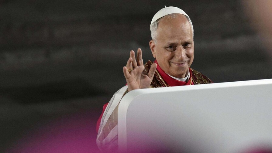 El Papa León XIV Bendice la Torre de Jesús en la Sagrada Familia