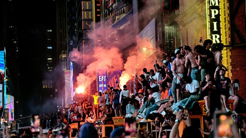 Celebración de los Knicks se tiñe de caos en Nueva York