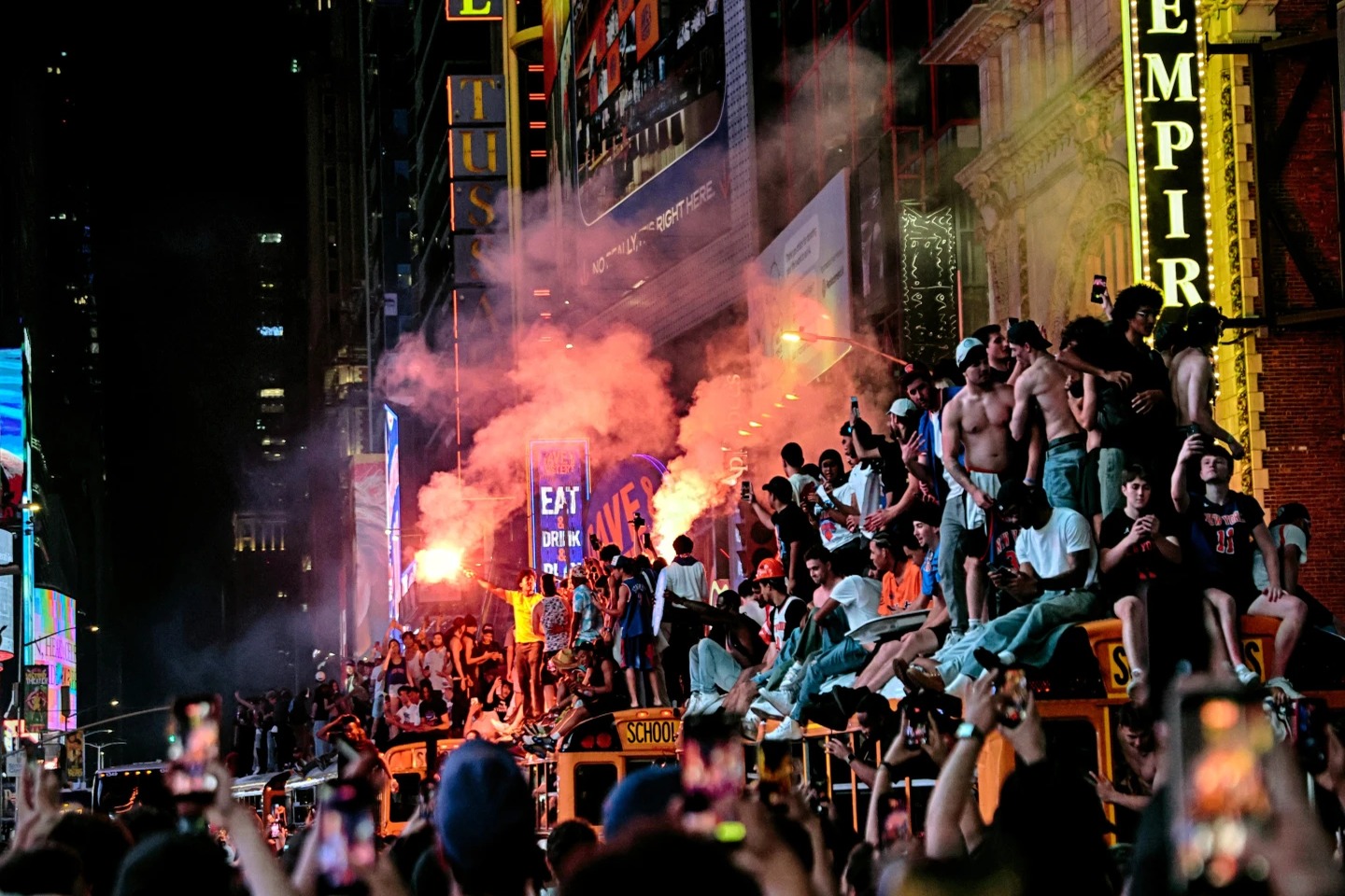 Celebración de los Knicks se tiñe de caos en Nueva York