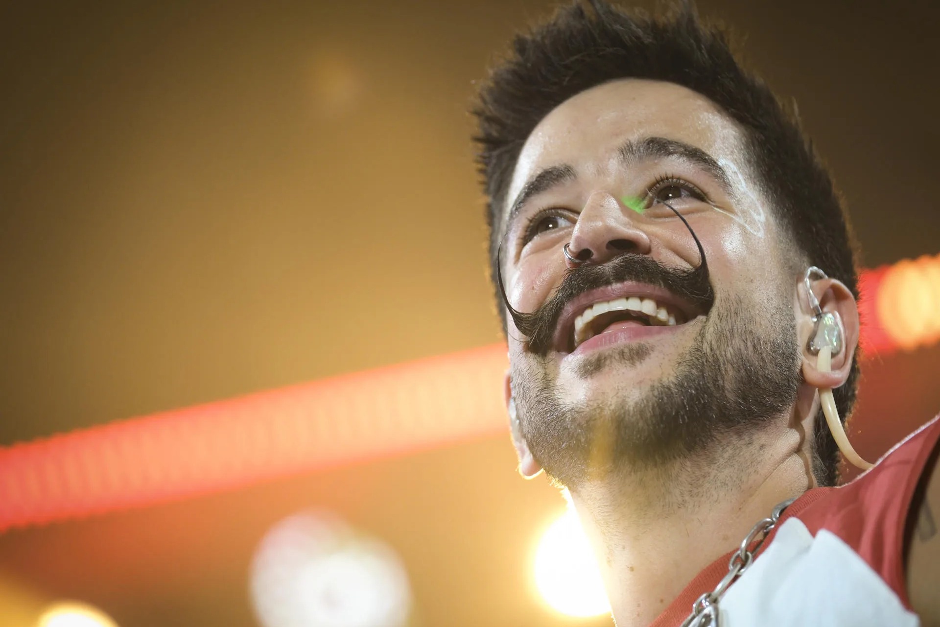 Camilo Inicia Gira Europea en Tenerife con un Toque de Paternidad