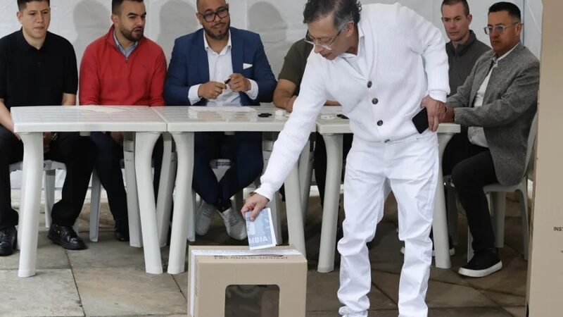 Petro denuncia irregularidades en elecciones presidenciales de Colombia