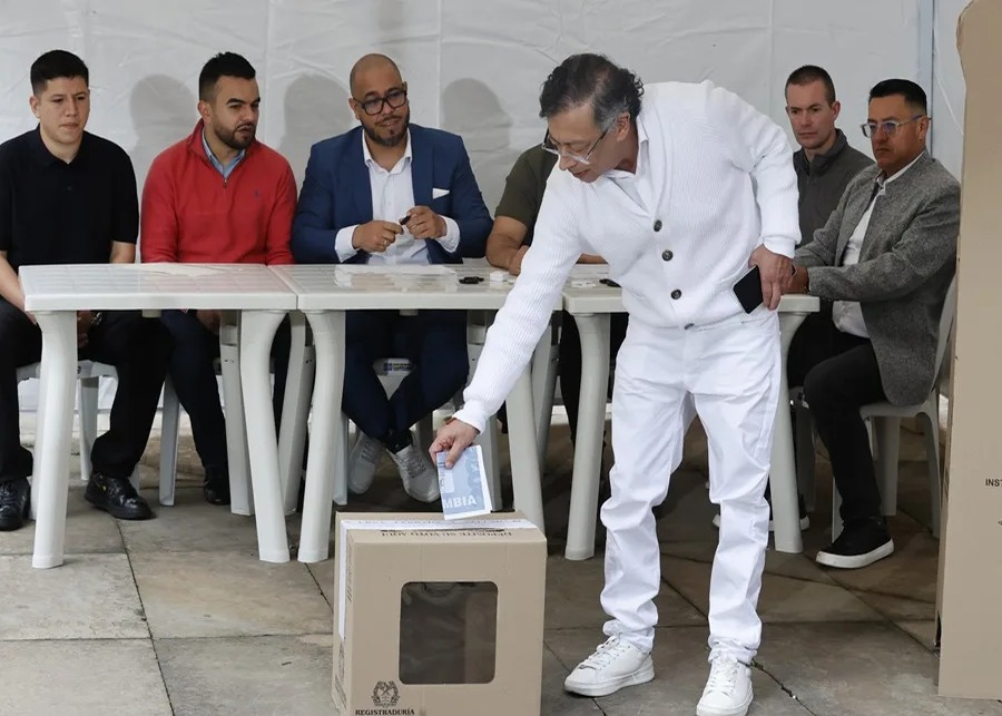 Petro denuncia irregularidades en elecciones presidenciales de Colombia