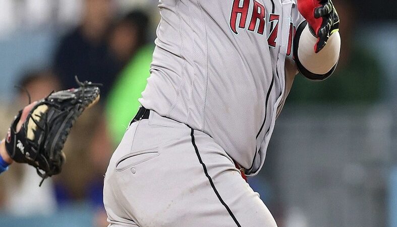 Carlos Santana se Une a los Bravos con Contrato de Ligas Menores
