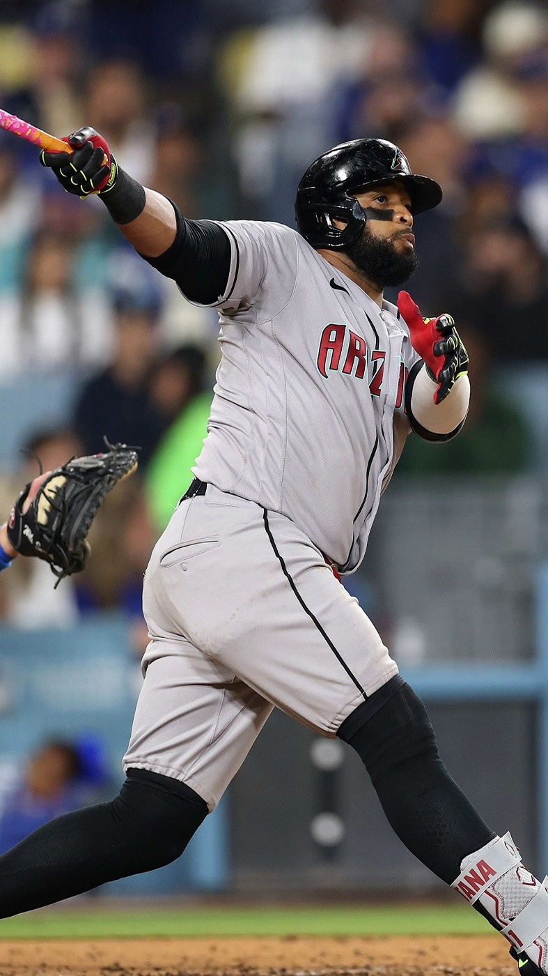 Carlos Santana se Une a los Bravos con Contrato de Ligas Menores