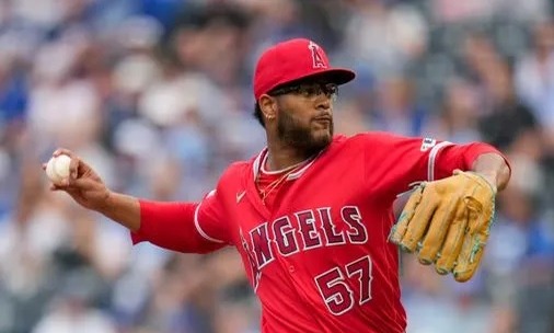 Walbert Ureña: El Novato Dominicano que Revitaliza la Rotación de los Angels