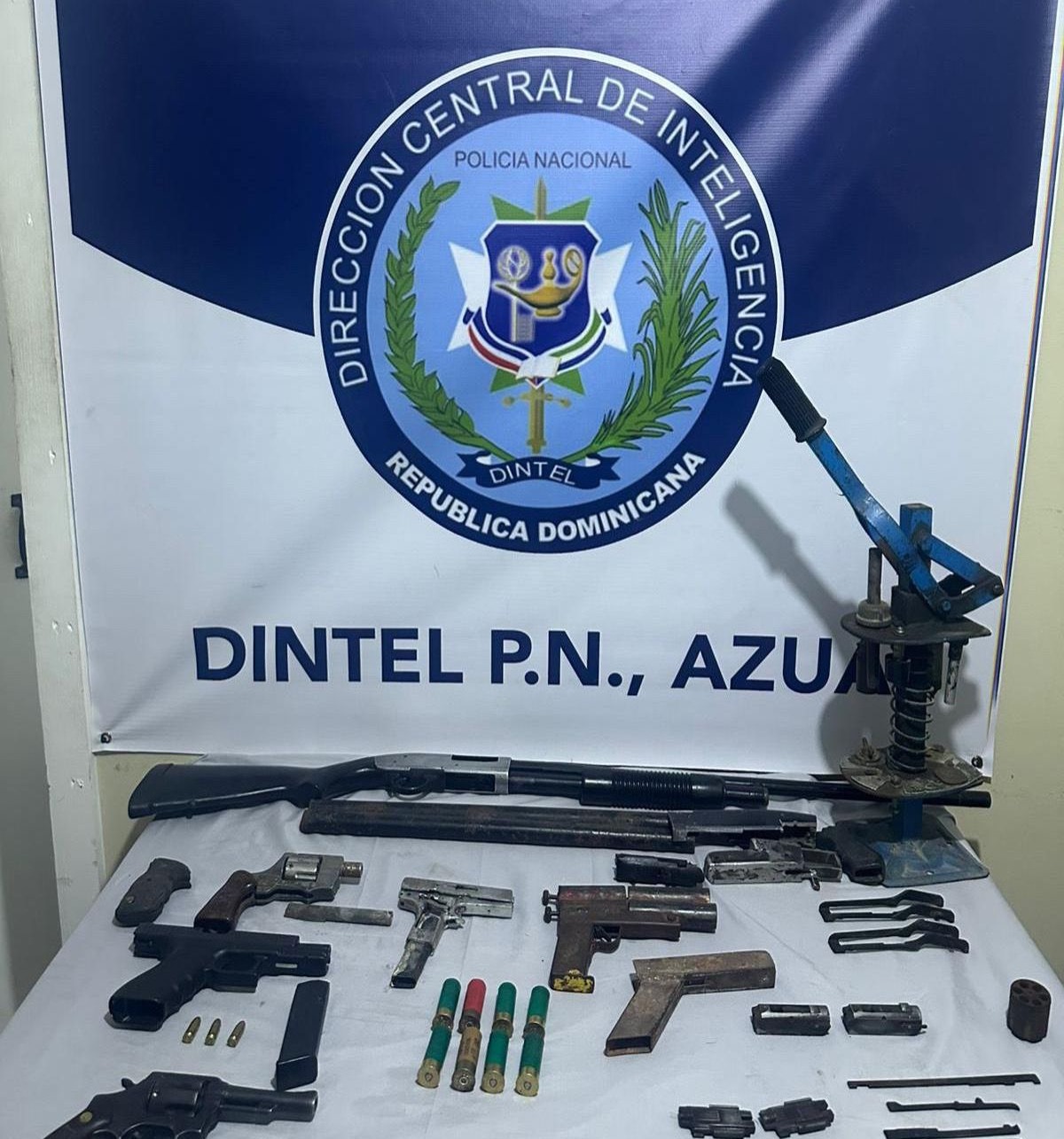 DINTEL Desmantela Arsenal de Armas y Detiene a Tres en Azua