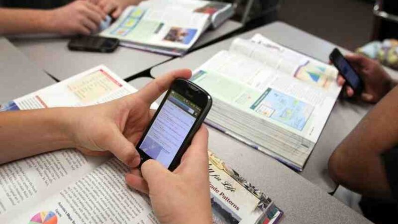 Educa apoya regulación de celulares en centros educativos como medida positiva para el aprendizaje