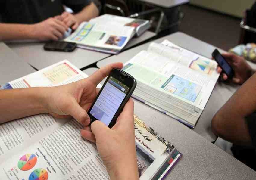Educa apoya regulación de celulares en centros educativos como medida positiva para el aprendizaje
