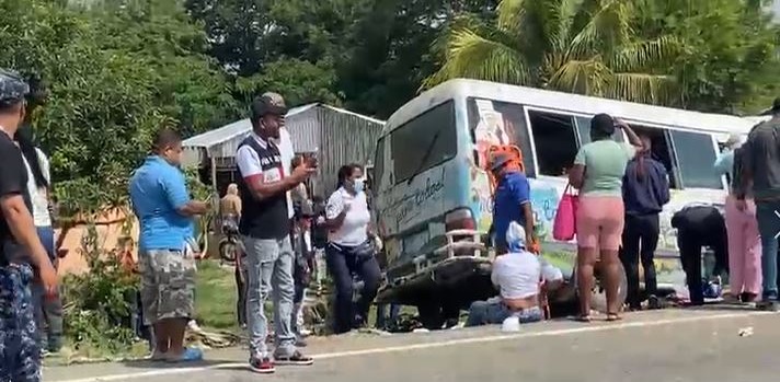 Impactante Accidente en Carretera Hato Mayor–San Pedro de Macorís Deja Más de 14 Heridos
