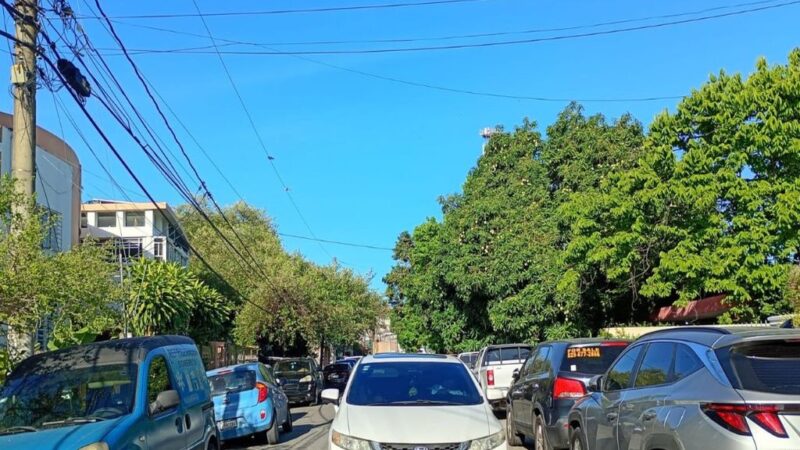 Doble Parqueo en Santo Domingo: Un Desafío Urgente para el Tránsito