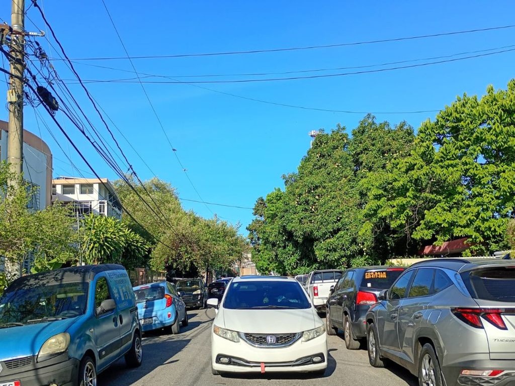 Doble Parqueo en Santo Domingo: Un Desafío Urgente para el Tránsito