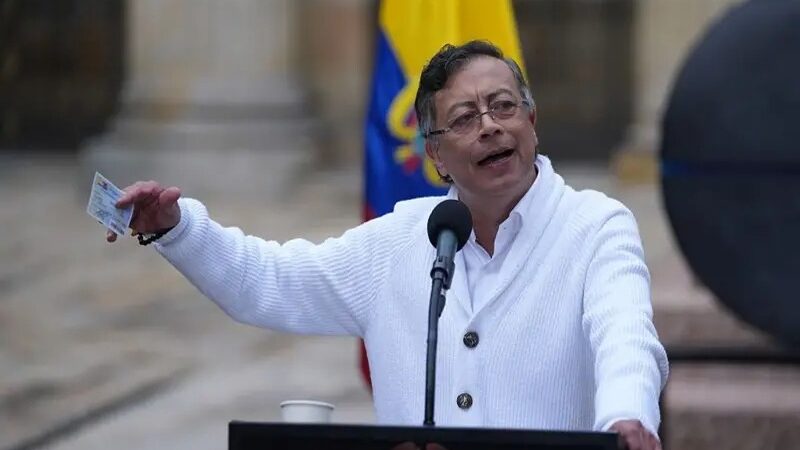 Controversia en Colombia: Comisión intenta suspender a Petro sin autoridad legal