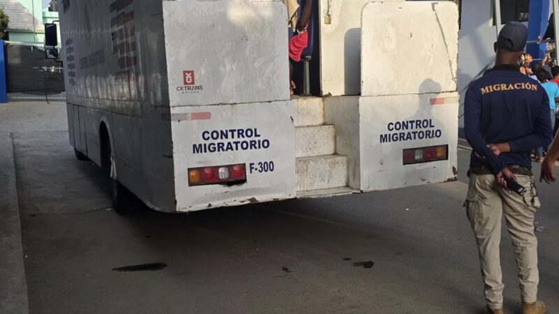 Detienen a Empleados de Migración por Tráfico de Indocumentados en Vehículos Oficiales