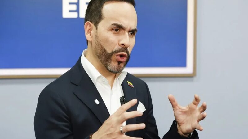 Iván Cepeda Exige a De la Espriella Renunciar a Ciudadanía Estadounidense para Asumir Presidencia de Colombia
