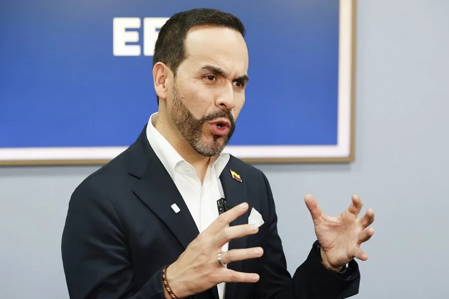 Iván Cepeda Exige a De la Espriella Renunciar a Ciudadanía Estadounidense para Asumir Presidencia de Colombia
