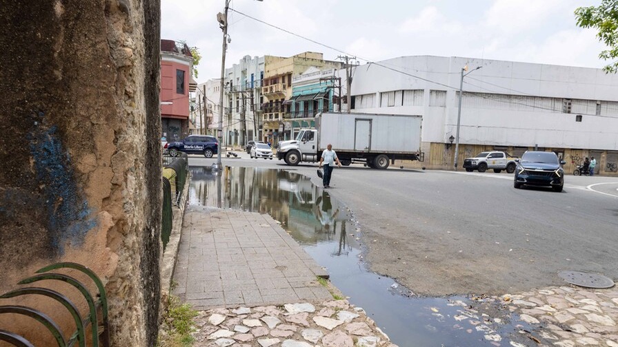 Derrame de aguas residuales complica tránsito en Ciudad Nueva