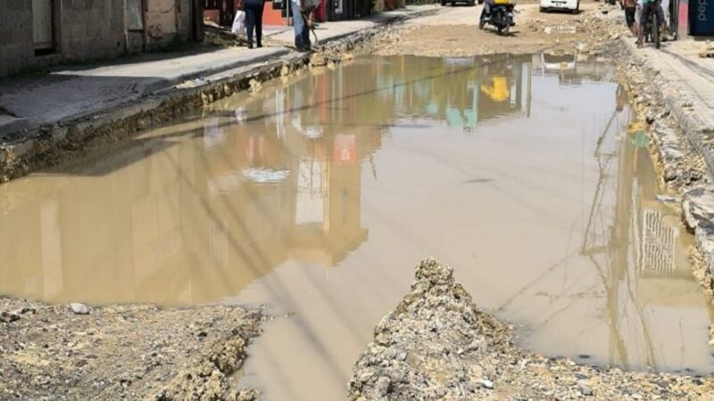 Residentes de Villa Mella Exigen Soluciones ante el Abandono de Obras Viales