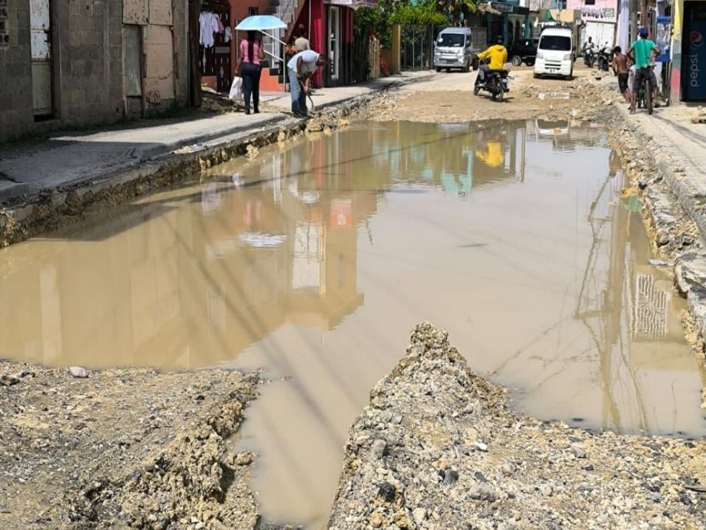 Residentes de Villa Mella Exigen Soluciones ante el Abandono de Obras Viales