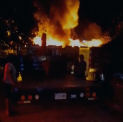 Devastador Incendio en Hainamosa Arrasa con Comercios y Vehículos