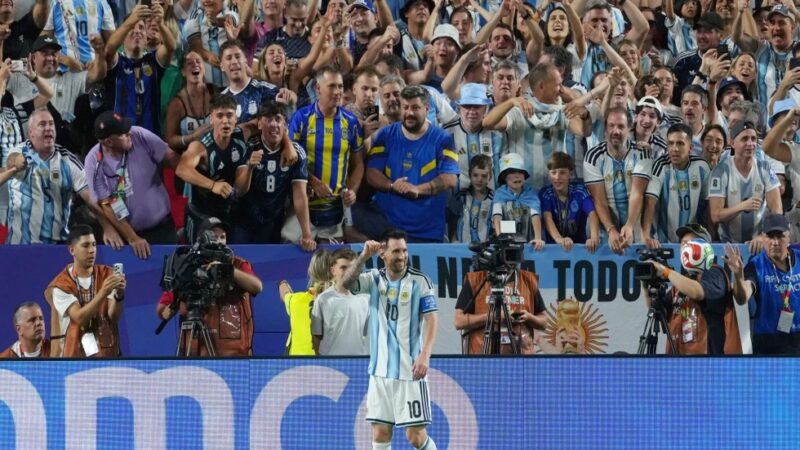 Messi Alcanza Récord Histórico en la Copa Mundial con Espectacular Triplete