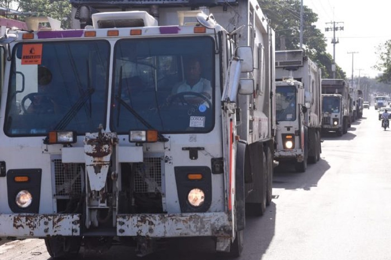 Víctor Pavón Cuestiona Licitación Millonaria para Camiones de Basura en Santo Domingo Norte