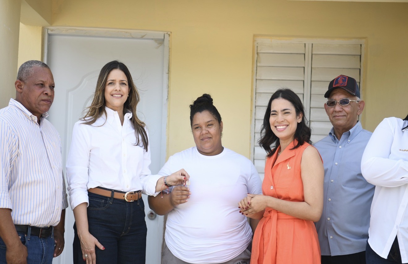 Diez Familias de Monte Cristi Reciben Nuevas Viviendas Tras Incendio Devastador