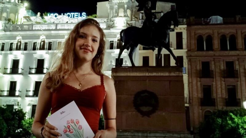 Julia Kluemper: La Poeta que Revoluciona TikTok para Fomentar la Lectura