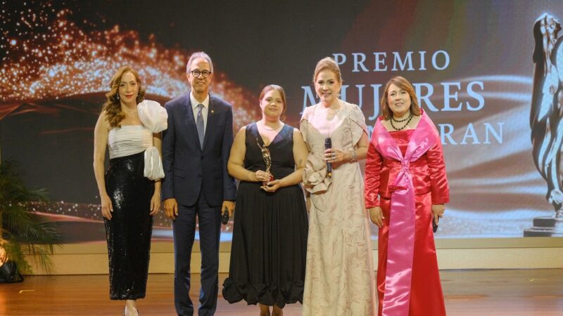 Jatnna Tavárez Honrada con el Máximo Galardón en los Premios Mujeres que Inspiran