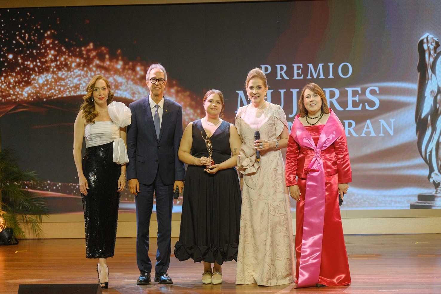 Jatnna Tavárez Honrada con el Máximo Galardón en los Premios Mujeres que Inspiran