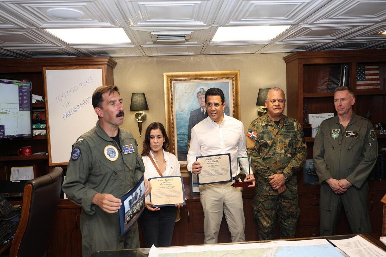 David Collado y Leah Campos Exploran el Portaaviones USS Nimitz