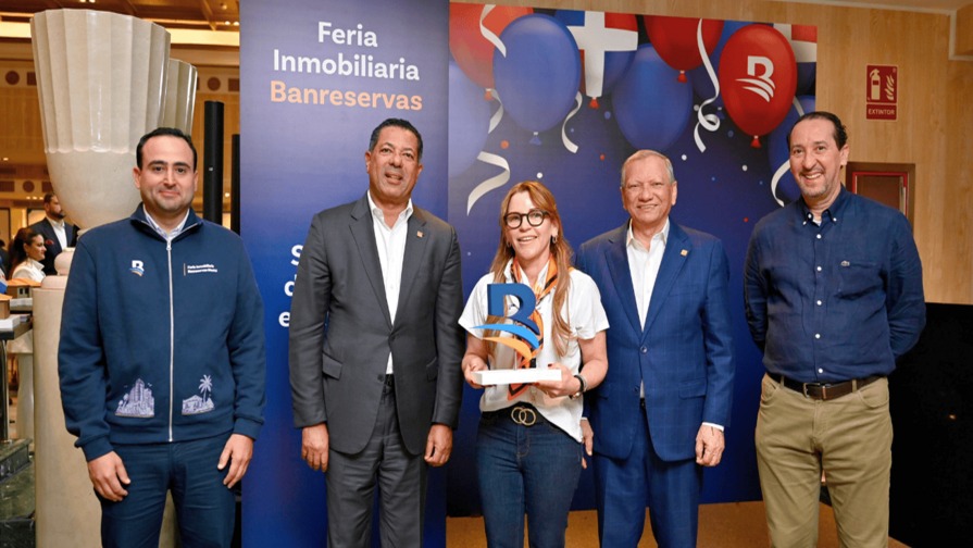 Blue Diamond Construction Group recibe homenaje por su labor en feria de Banreservas