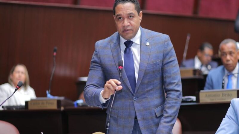 Rafael Pérez se Desvincula de la Fuerza del Pueblo sin Explicaciones