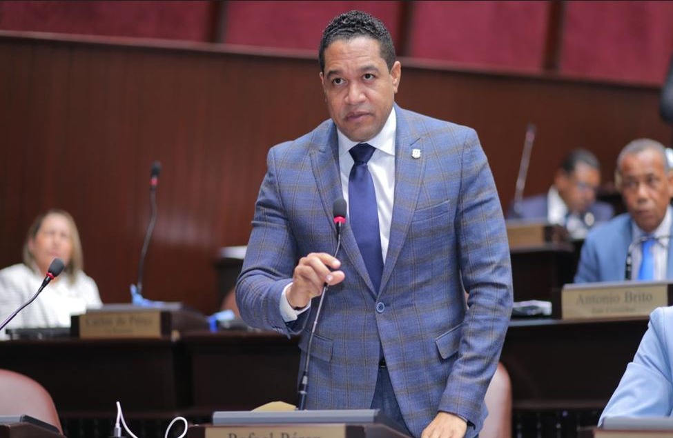 Rafael Pérez se Desvincula de la Fuerza del Pueblo sin Explicaciones