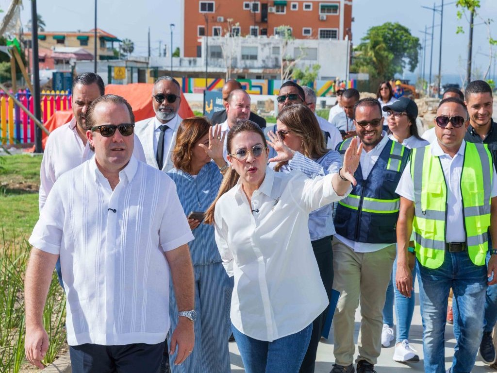 Carolina Mejía y José Paliza inspeccionan avances finales del Paseo 30 de Mayo