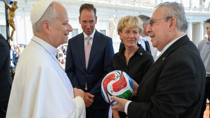 El Papa Recibe Balón del Mundial como Símbolo de Unidad Internacional