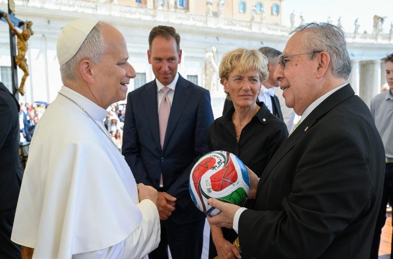 El Papa Recibe Balón del Mundial como Símbolo de Unidad Internacional