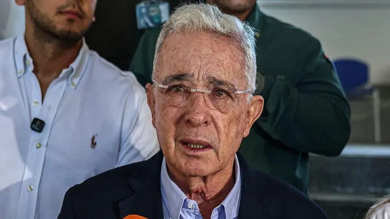 Expresidente Álvaro Uribe Enfrenta Nueva Indagatoria por Caso Paramilitar en Colombia
